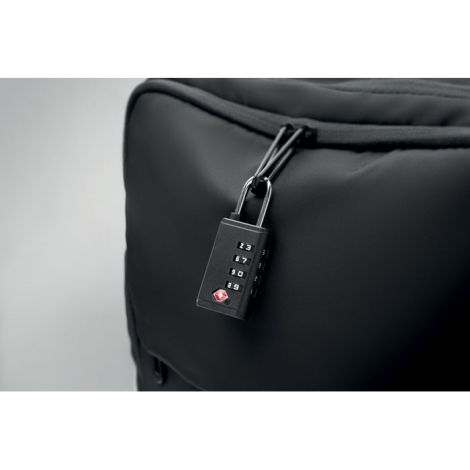 Cadenas à combinaison fixé aux tirettes de fermeture zippée d’un bagage noir.