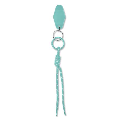 Porte-clés turquoise présenté à plat, avec étiquette allongée, double anneau et cordon tressé à motifs blancs terminé par deux b