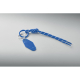 Porte-clés bleu posé à plat, composé d’un cordon tressé à motifs blancs noué, de deux anneaux et d’une étiquette colorée. Porte-clés bleu posé à plat, composé d’un cordon tressé à motifs blancs noué, de deux anneaux et d’une étiquette colorée.