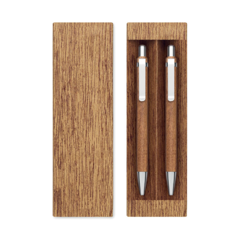Coffret rectangulaire à effet bois présenté fermé puis ouvert, laissant apparaître le stylo bille et le porte-mine rangés côte à