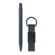 Stylo bille bleu à clip intégré présenté à côté d’un porte-clés composé d’une lanière bleue, d’un élément rectangulaire noir et Stylo bille bleu à clip intégré présenté à côté d’un porte-clés composé d’une lanière bleue, d’un élément rectangulaire noir et