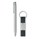 Stylo bille argenté avec clip et finitions brillantes, accompagné d’un porte-clés à lanière noire, anneau argenté et élément rec Stylo bille argenté avec clip et finitions brillantes, accompagné d’un porte-clés à lanière noire, anneau argenté et élément rec