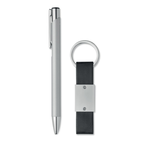 Stylo bille argenté avec clip et finitions brillantes, accompagné d’un porte-clés à lanière noire, anneau argenté et élément rec
