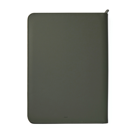 Vue de face d’un porte-documents vert foncé fermé avec fermeture zippée sur le pourtour et petite inscription visible en partie 