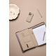 Porte-documents beige ouvert mis en scène sur un bureau, avec bloc-notes ligné, stylo, ordinateur portable et rangements intérie Porte-documents beige ouvert mis en scène sur un bureau, avec bloc-notes ligné, stylo, ordinateur portable et rangements intérie