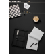 Porte-documents noir ouvert posé sur un bureau, avec bloc-notes ligné, stylo et plusieurs accessoires rangés dans les compartime Porte-documents noir ouvert posé sur un bureau, avec bloc-notes ligné, stylo et plusieurs accessoires rangés dans les compartime