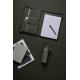 Porte-documents vert foncé ouvert avec bloc-notes ligné, stylo et plusieurs compartiments contenant un téléphone et des cartes, Porte-documents vert foncé ouvert avec bloc-notes ligné, stylo et plusieurs compartiments contenant un téléphone et des cartes,