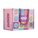 Sac shopping laminé horizontal avec anses longues violettes et graphisme multicolore imprimé sur les faces visibles avec personn Sac shopping laminé horizontal avec anses longues violettes et graphisme multicolore imprimé sur les faces visibles avec personn
