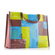 Sac shopping laminé horizontal avec anses et soufflets marron, entièrement recouvert d’un graphisme imprimé multicolore avec per Sac shopping laminé horizontal avec anses et soufflets marron, entièrement recouvert d’un graphisme imprimé multicolore avec per