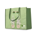 Sac shopping laminé horizontal vert clair avec longues anses et soufflet vert foncé, personnalisé avec un graphisme de chaussure Sac shopping laminé horizontal vert clair avec longues anses et soufflet vert foncé, personnalisé avec un graphisme de chaussure