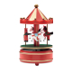 Vue de face opposée du carrousel mettant en évidence plusieurs chevaux blancs et rouges et sa base rouge soulignée de liserés do Vue de face opposée du carrousel mettant en évidence plusieurs chevaux blancs et rouges et sa base rouge soulignée de liserés do
