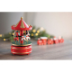 Mini carrousel rouge et doré posé sur une table dans une ambiance festive, avec des lumières et de petites décorations rouges fl Mini carrousel rouge et doré posé sur une table dans une ambiance festive, avec des lumières et de petites décorations rouges fl