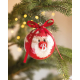 Boule transparente suspendue à une branche de sapin, avec les chaussettes Père Noël visibles à l’intérieur et un marquage blanc Boule transparente suspendue à une branche de sapin, avec les chaussettes Père Noël visibles à l’intérieur et un marquage blanc