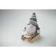 Lutin gris sur son traîneau en bois présenté en perspective, avec son bonnet rayé et sa longue barbe blanche. Lutin gris sur son traîneau en bois présenté en perspective, avec son bonnet rayé et sa longue barbe blanche.