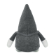 Vue de dos d’un lutin en feutre gris montrant son bonnet pointu prolongé sur le corps, ses bras et ses extrémités blanches.