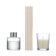 Diffuseur en verre transparent fermé par un couvercle métallique, cinq bâtonnets en bois et bougie blanche présentés séparément Diffuseur en verre transparent fermé par un couvercle métallique, cinq bâtonnets en bois et bougie blanche présentés séparément