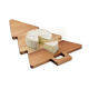 Planche en forme de sapin présentée avec un fromage rond entamé et une portion découpée posés sur sa surface. Planche en forme de sapin présentée avec un fromage rond entamé et une portion découpée posés sur sa surface.