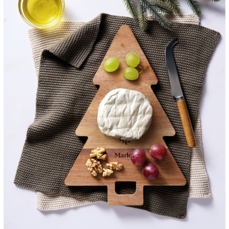 Planche en forme de sapin garnie d’un fromage rond, de raisins verts et rouges et de noix, accompagnée d’un couteau ; une inscri