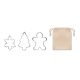 Trois emporte-pièces métalliques en forme de flocon de neige, de sapin et de bonhomme, présentés à côté d’un petit sac en tissu Trois emporte-pièces métalliques en forme de flocon de neige, de sapin et de bonhomme, présentés à côté d’un petit sac en tissu