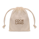 Sac en tissu beige fermé par deux cordons, avec l’inscription « COOK LAND » visible sur la face avant. Sac en tissu beige fermé par deux cordons, avec l’inscription « COOK LAND » visible sur la face avant.
