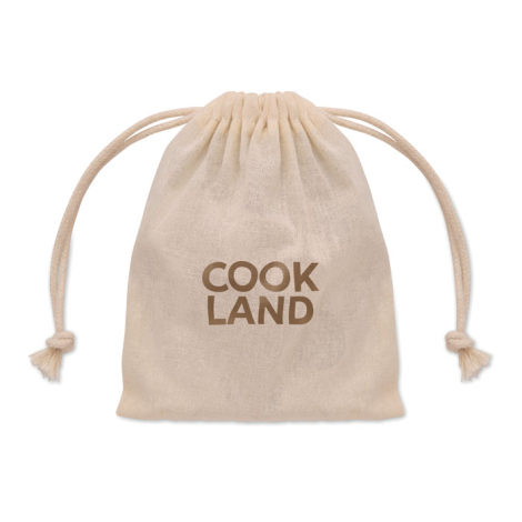 Sac en tissu beige fermé par deux cordons, avec l’inscription « COOK LAND » visible sur la face avant.