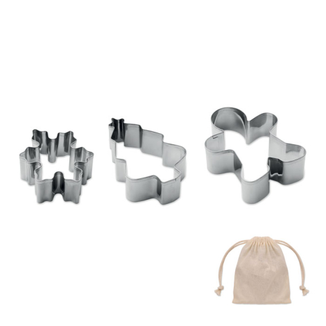 Trois emporte-pièces métalliques en forme de flocon de neige, de sapin et de bonhomme, accompagnés de leur sac beige à cordons.