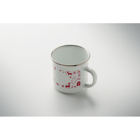 Mug blanc à bord argenté et anse latérale, décoré de petits motifs de Noël rouges et présenté seul.
