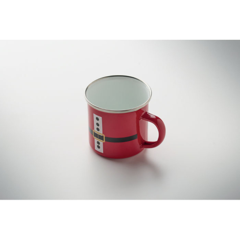 Vue en plongée du mug rouge vide avec anse latérale et décoration de ceinture noire et boucle dorée.