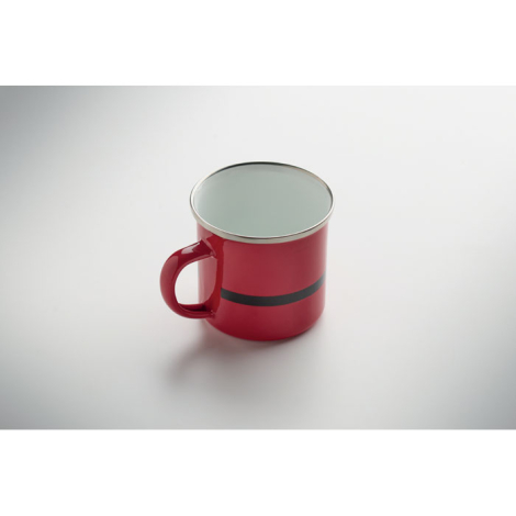 Vue en plongée du mug rouge vide montrant son anse et la bande noire horizontale qui entoure le mug.