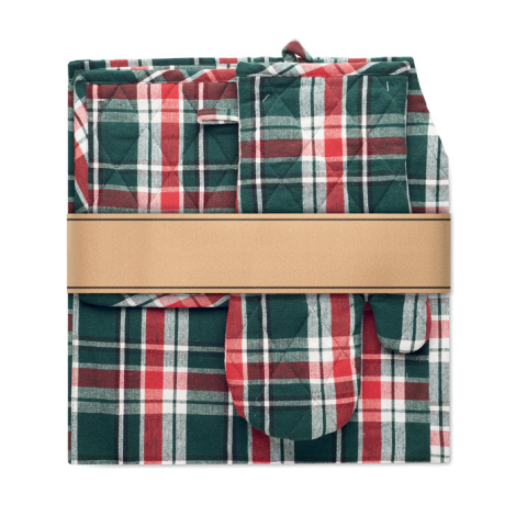 Ensemble de cuisine plié réunissant le tablier, le gant et la manique à carreaux, maintenus par une manchette en papier kraft.