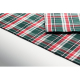 Gros plan sur le tissu à carreaux verts, rouges et blancs de la nappe et d’une serviette assortie, montrant les bordures cousues Gros plan sur le tissu à carreaux verts, rouges et blancs de la nappe et d’une serviette assortie, montrant les bordures cousues