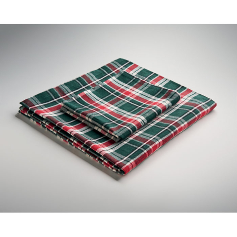 Nappe à carreaux verts, rouges et blancs pliée à plat avec une serviette de table assortie posée sur le dessus.
