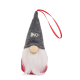 Vue de face d’une suspension lutin avec bonnet pointu gris, nez rond beige, longue barbe blanche, corps rouge et ruban de suspen Vue de face d’une suspension lutin avec bonnet pointu gris, nez rond beige, longue barbe blanche, corps rouge et ruban de suspen