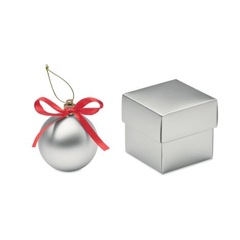 Boule de Noël argentée à finition satinée avec nœud en ruban rouge et cordon de suspension doré, présentée à côté de sa boîte ca