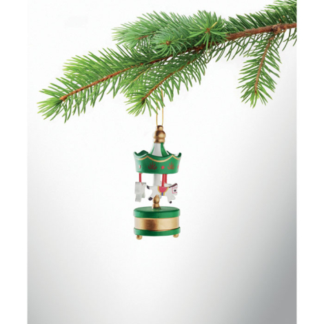 Carrousel décoratif en bois vert, blanc et doré avec cheval suspendu, accroché par son cordon à une branche de sapin.