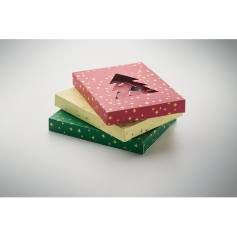 Trois boîtes cadeau à motifs d’étoiles dorées empilées, dans des coloris vert, doré et rouge, la boîte supérieure laissant appar