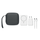 Vue de dessus du kit disposé sur fond blanc avec pochette noire à dragonne, batterie externe blanche, adaptateur secteur et câbl Vue de dessus du kit disposé sur fond blanc avec pochette noire à dragonne, batterie externe blanche, adaptateur secteur et câbl