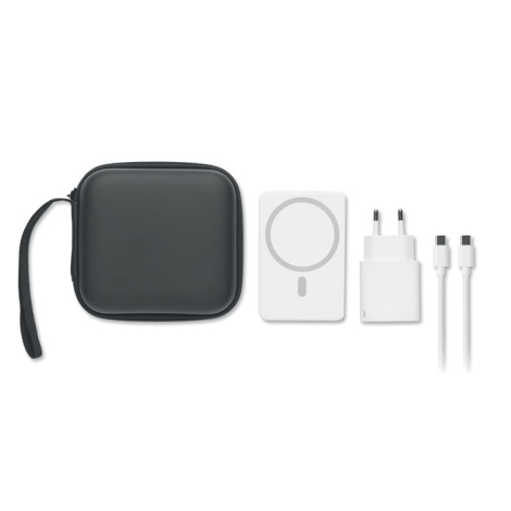 Vue de dessus du kit disposé sur fond blanc avec pochette noire à dragonne, batterie externe blanche, adaptateur secteur et câbl