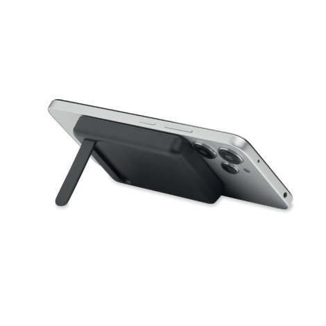 Vue arrière d’un smartphone posé horizontalement sur la béquille déployée d’une batterie externe noire fixée au dos de l’apparei