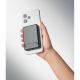 Smartphone blanc tenu en main avec batterie externe noire fixée au dos, montrant sa forme rectangulaire aux angles arrondis et s Smartphone blanc tenu en main avec batterie externe noire fixée au dos, montrant sa forme rectangulaire aux angles arrondis et s