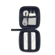 Pochette noire ouverte vue de dessus, avec câble blanc et adaptateur secteur rangés dans deux compartiments en filet et batterie Pochette noire ouverte vue de dessus, avec câble blanc et adaptateur secteur rangés dans deux compartiments en filet et batterie