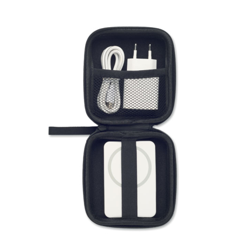 Pochette noire ouverte vue de dessus, avec câble blanc et adaptateur secteur rangés dans deux compartiments en filet et batterie
