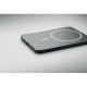 Batterie externe noire présentée à plat en perspective, avec cercle et repère gris sur sa face supérieure, port USB-C et voyants