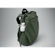 Vue de profil d’un sac à dos vert avec poche latérale contenant une bouteille blanche maintenue par un cordon de serrage, et gra Vue de profil d’un sac à dos vert avec poche latérale contenant une bouteille blanche maintenue par un cordon de serrage, et gra