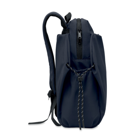 Vue latérale d’un sac à dos bleu montrant une poche de côté avec cordon de serrage, la fermeture zippée du compartiment principa