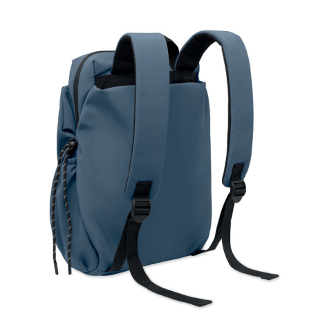 Vue arrière de trois quarts du sac à dos bleu avec deux bretelles rembourrées réglables, poignée supérieure et dos uni.