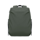 Vue de face d’un sac à dos vert avec grande poche avant, poignée supérieure et cordons de serrage visibles de chaque côté. Vue de face d’un sac à dos vert avec grande poche avant, poignée supérieure et cordons de serrage visibles de chaque côté.