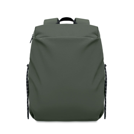 Vue de face d’un sac à dos vert avec grande poche avant, poignée supérieure et cordons de serrage visibles de chaque côté.
