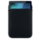 Pochette noire en néoprène vue de face avec une tablette partiellement insérée, laissant apparaître la partie supérieure de son Pochette noire en néoprène vue de face avec une tablette partiellement insérée, laissant apparaître la partie supérieure de son