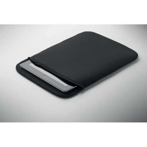 Pochette noire en néoprène présentée en perspective avec une tablette partiellement insérée dans son ouverture.